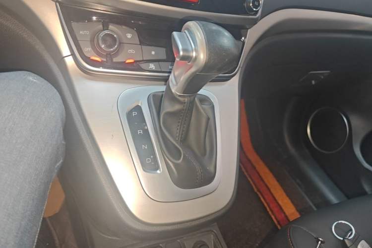 Used Haval M6 2018 Revised Version 1.5T DCT Two-Wheel Drive Elite Edition Gear Lever