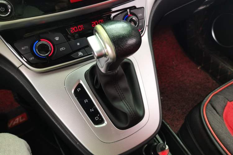 Used Haval M6 2018 Revised Version 1.5T DCT Two-Wheel Drive Elite Edition Gear Lever