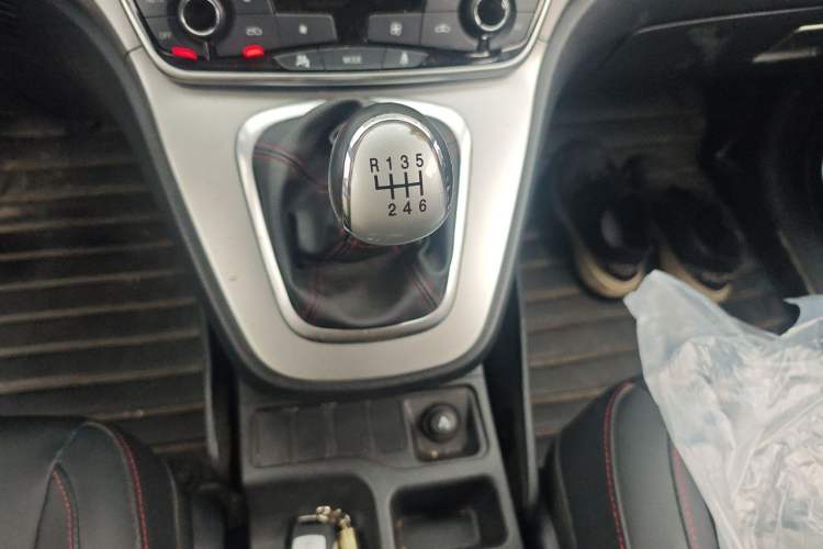 Used Haval M6 2018 1.5T Manual Two-Wheel Drive Elite Model Gear Lever