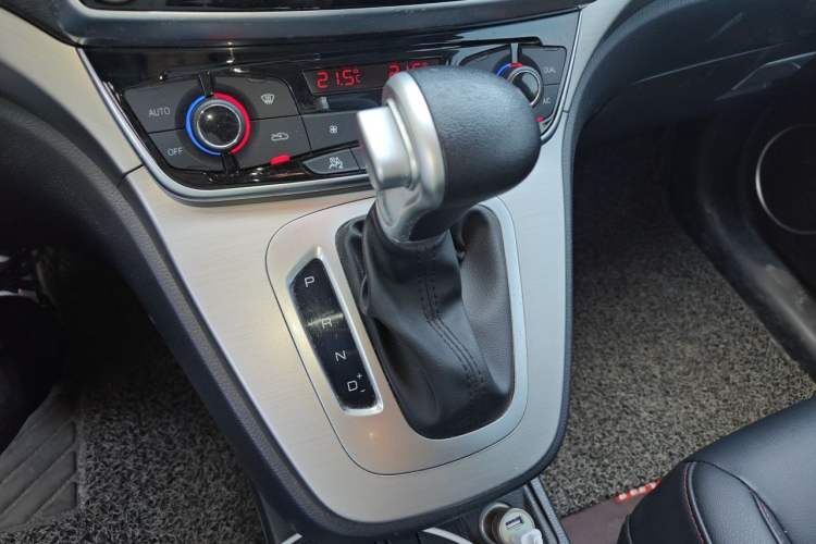 Used Haval M6 2018 1.5T DCT Two-Wheel Drive Elite Model Gear Lever