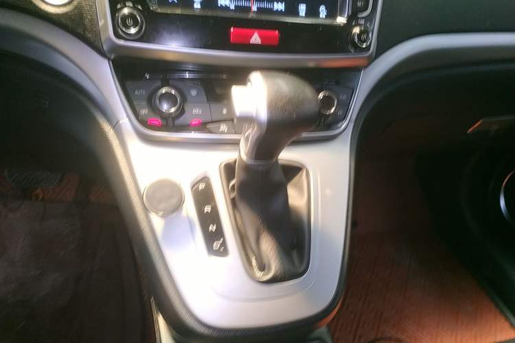 Used Haval M6 2018 Revised Version 1.5T DCT Two-Wheel Drive Elite Edition Gear Lever