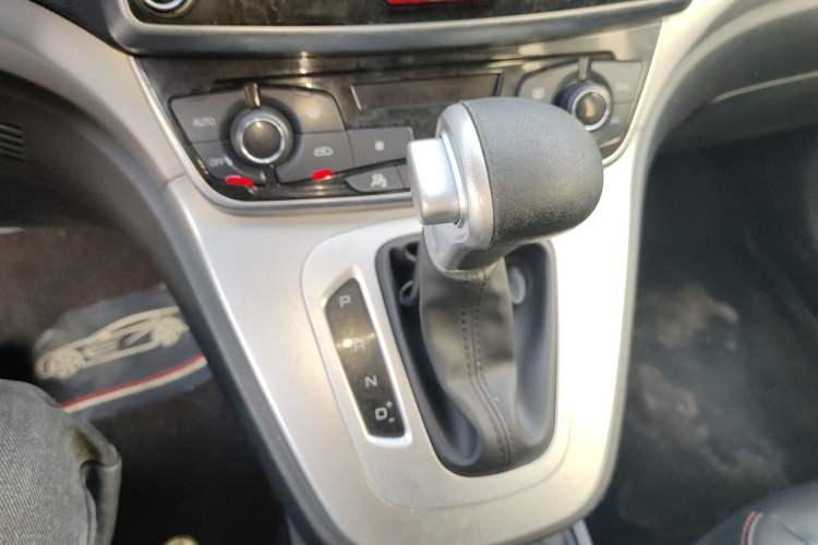 Used Haval M6 2018 Revised Version 1.5T DCT Two-Wheel Drive Elite Edition Gear Lever