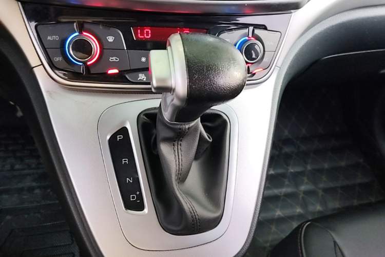 Used Haval M6 2018 Revised Version 1.5T DCT Two-Wheel Drive Elite Edition Gear Lever