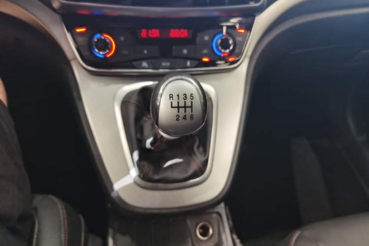 Used Haval M6 2018 1.5T Manual Two-Wheel Drive Elite Model Gear Lever