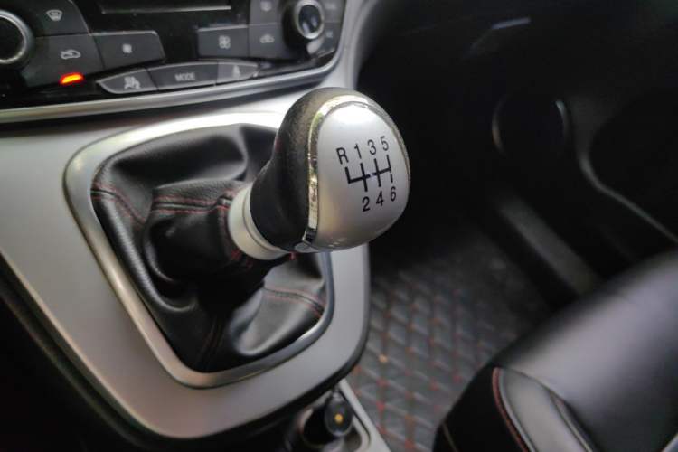 Used Haval M6 2018 1.5T Manual Two-Wheel Drive Elite Model Gear Lever
