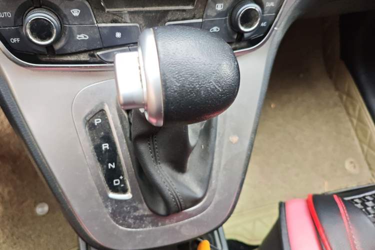 Used Haval M6 2018 1.5T DCT Two-Wheel Drive Elite Model Gear Lever