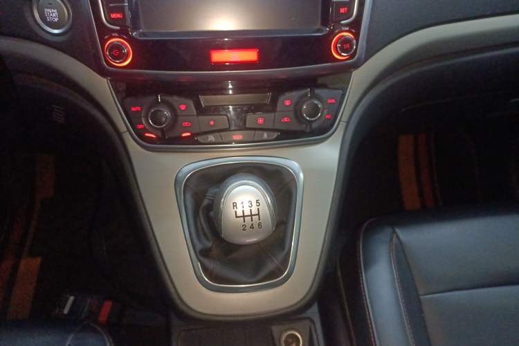Used Haval M6 2018 1.5T Manual Two-Wheel Drive Elite Model Gear Lever