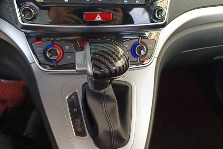 Used Haval M6 2018 1.5T DCT Two-Wheel Drive Elite Model Gear Lever
