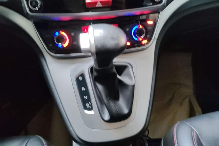 Used Haval M6 2018 1.5T DCT Two-Wheel Drive Elite Model Gear Lever