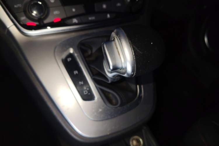 Used Haval M6 2018 1.5T DCT Two-Wheel Drive Elite Model Gear Lever