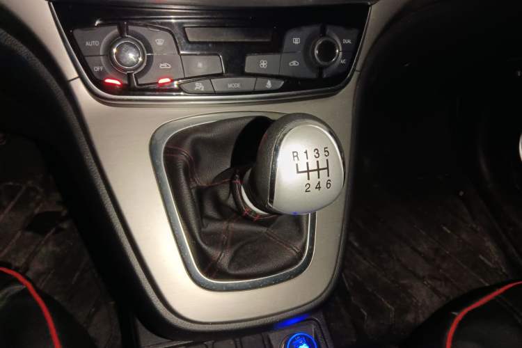 Used Haval M6 2018 1.5T Manual Two-Wheel Drive Elite Model Gear Lever