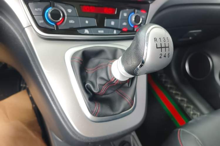 Used Haval M6 2018 1.5T Manual Two-Wheel Drive Elite Model Gear Lever