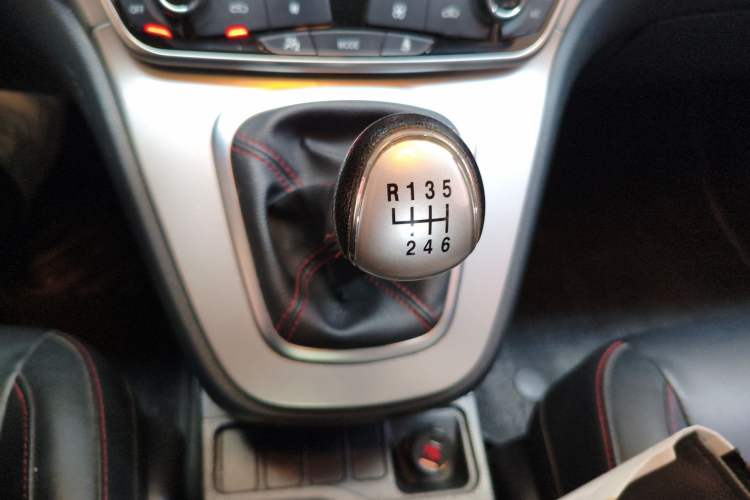 Used Haval M6 2018 1.5T Manual Two-Wheel Drive Elite Model Gear Lever