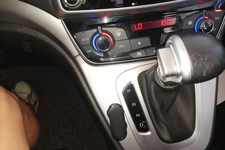 Used Haval M6 2018 Revised Version 1.5T DCT Two-Wheel Drive Elite Edition Gear Lever