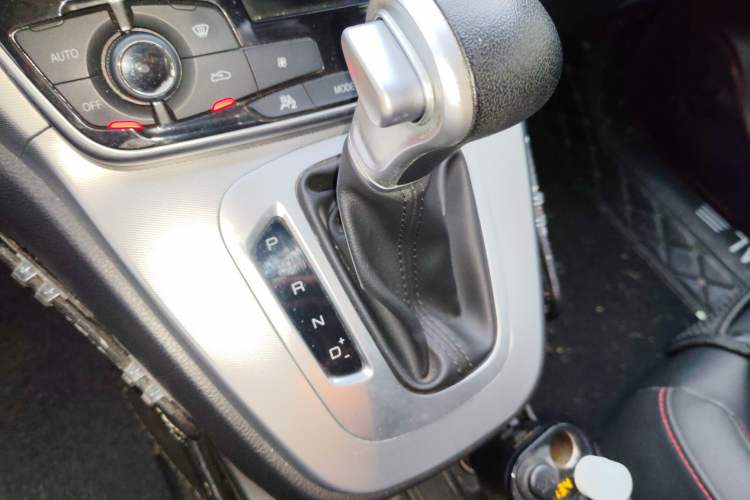 Used Haval M6 2018 1.5T DCT Two-Wheel Drive Elite Model Gear Lever