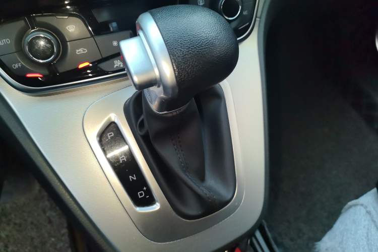 Used Haval M6 2018 1.5T DCT Two-Wheel Drive Elite Model Gear Lever