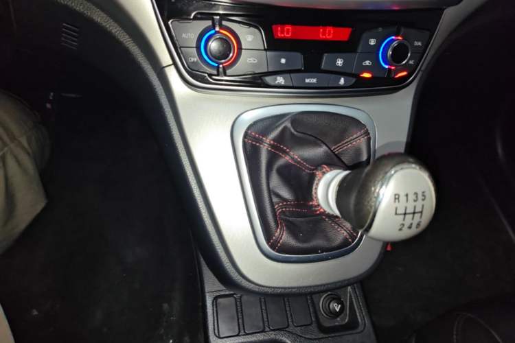 Used Haval M6 2018 1.5T Manual Two-Wheel Drive Elite Model Gear Lever