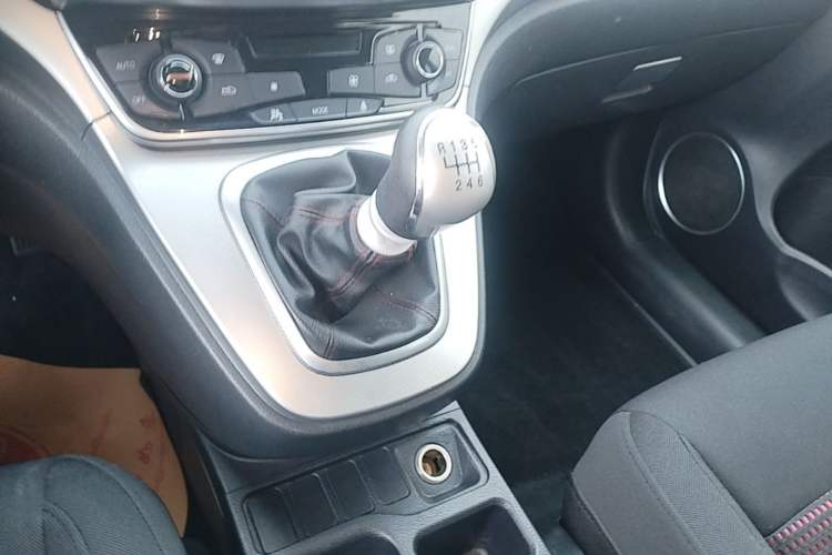 Used Haval M6 2018 1.5T Manual Two-Wheel Drive Urban Model Gear Lever