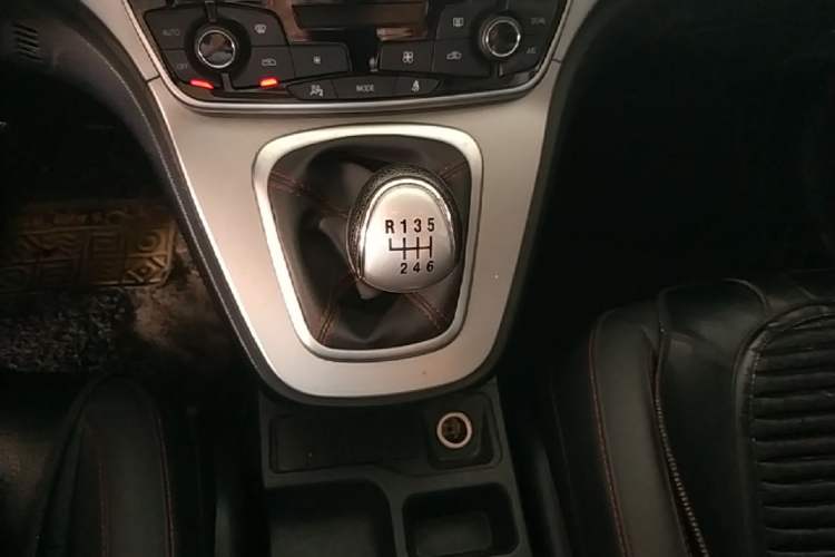 Used Haval M6 2018 1.5T Manual Two-Wheel Drive Elite Model Gear Lever