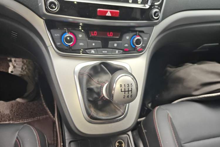 Used Haval M6 2018 1.5T Manual Two-Wheel Drive Elite Model Gear Lever