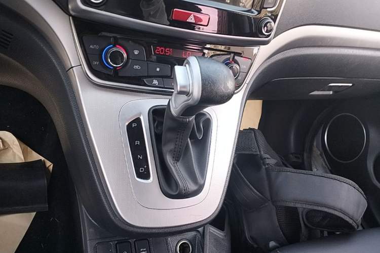 Used Haval M6 2018 Revised Version 1.5T DCT Two-Wheel Drive Elite Edition Gear Lever