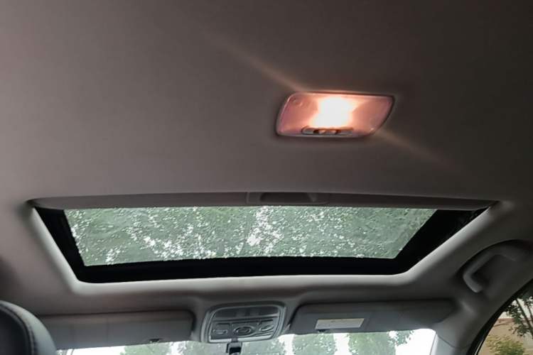 Used Haval M6 2018 Revised Version 1.5T DCT Two-Wheel Drive Elite Edition Headliner