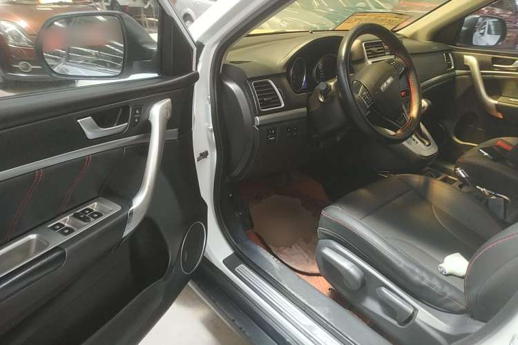 Used Haval M6 2018 Revised Version 1.5T DCT Two-Wheel Drive Elite Edition Interior 3