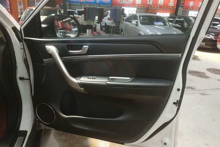 Used Haval M6 2018 Revised Version 1.5T DCT Two-Wheel Drive Elite Edition Interior 5