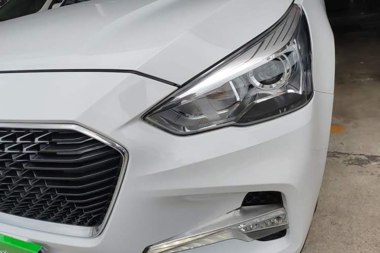Used Haval M6 2018 Revised Version 1.5T DCT Two-Wheel Drive Elite Edition Left Front Headlight