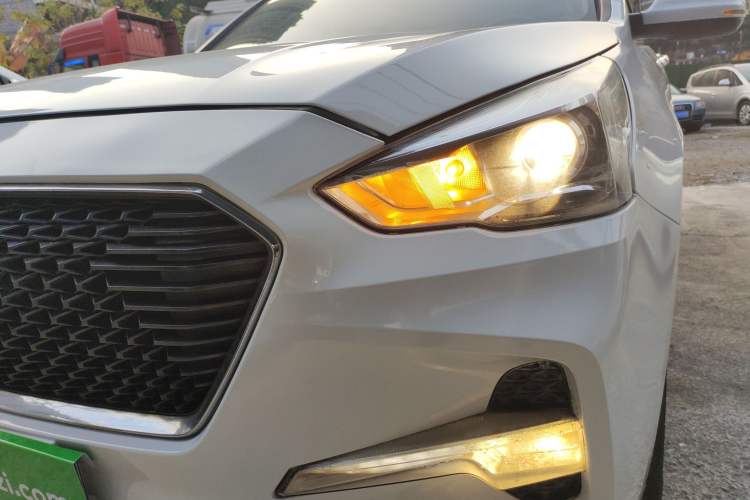 Used Haval M6 2018 Revised Version 1.5T DCT Two-Wheel Drive Elite Edition Left Front Headlight
