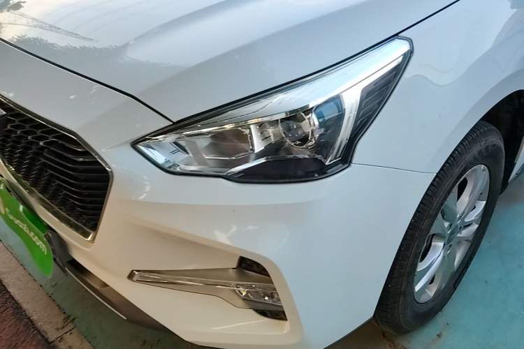 Used Haval M6 2018 Revised Version 1.5T DCT Two-Wheel Drive Elite Edition Left Front Headlight