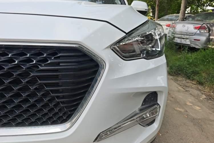 Used Haval M6 2018 Revised Version 1.5T DCT Two-Wheel Drive Elite Edition Left Front Headlight