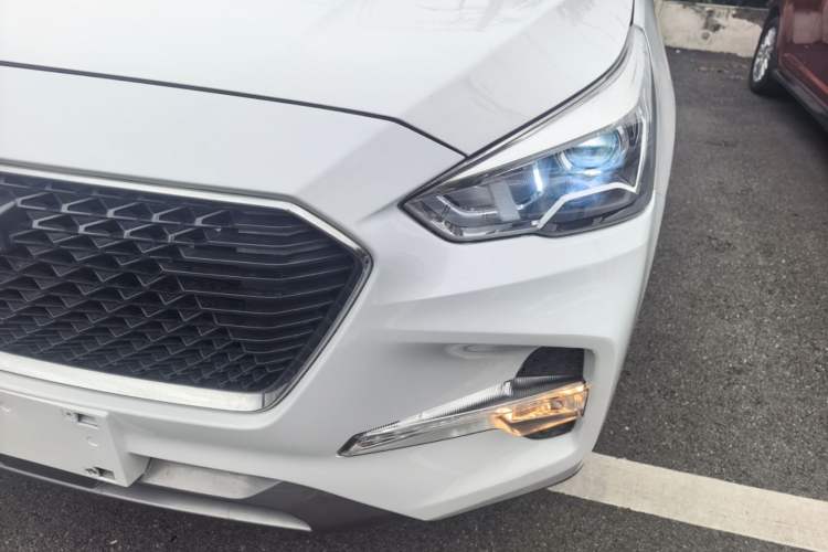 Used Haval M6 2018 1.5T DCT Two-Wheel Drive Elite Model Left Front Headlight