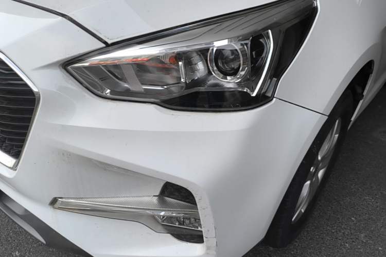 Used Haval M6 2018 Revised Version 1.5T DCT Two-Wheel Drive Elite Edition Left Front Headlight