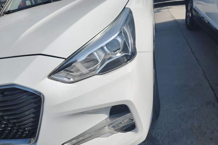 Used Haval M6 2018 1.5T DCT Two-Wheel Drive Elite Model Left Front Headlight