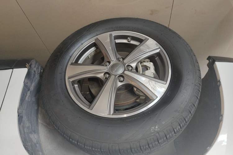 Used Haval M6 2018 Revised Version 1.5T DCT Two-Wheel Drive Elite Edition Left Front Wheel Hub