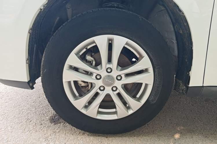 Used Haval M6 2018 Revised Version 1.5T DCT Two-Wheel Drive Elite Edition Left Front Wheel Hub