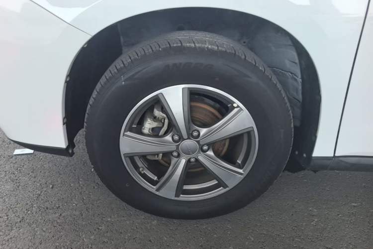 Used Haval M6 2018 Revised Version 1.5T DCT Two-Wheel Drive Elite Edition Left Front Wheel Hub