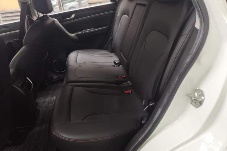 Used Haval M6 2018 Revised Version 1.5T DCT Two-Wheel Drive Elite Edition Left Rear Seat