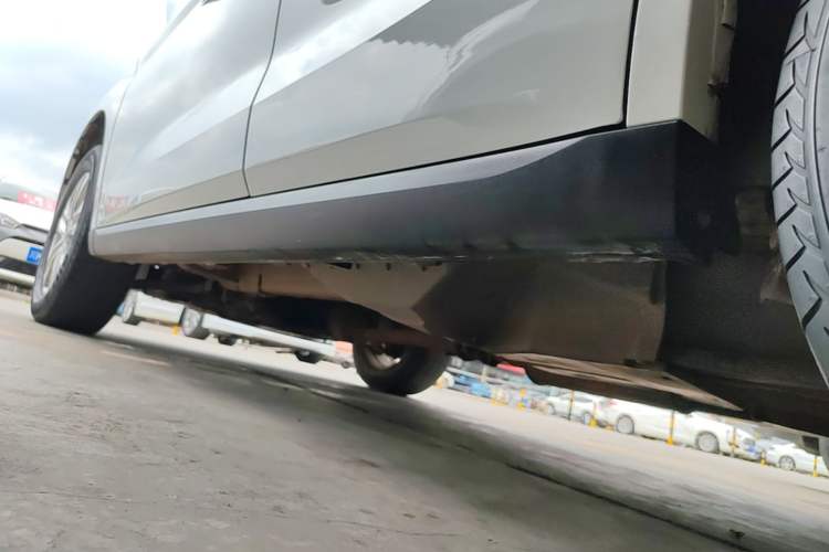 Used Haval M6 2018 Revised Version 1.5T DCT Two-Wheel Drive Elite Edition Left Side Sill