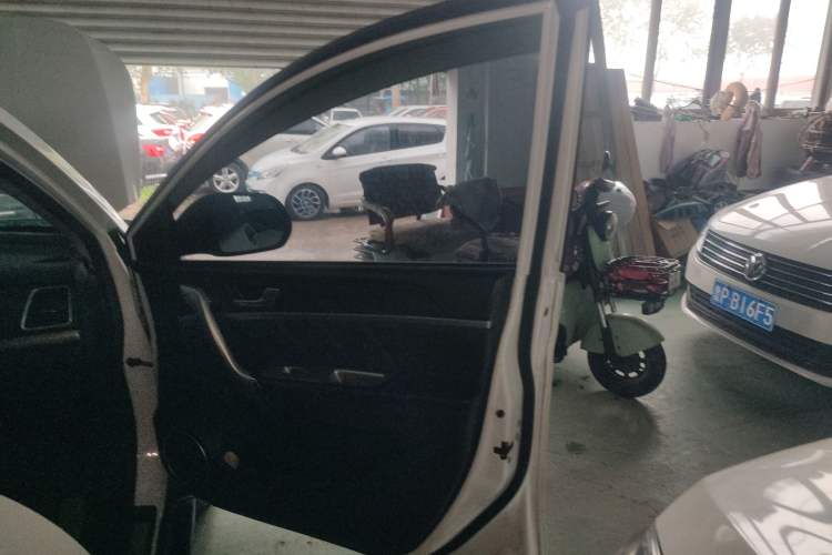 Used Haval M6 2018 Revised Version 1.5T DCT Two-Wheel Drive Elite Edition Right Front Door Interior
