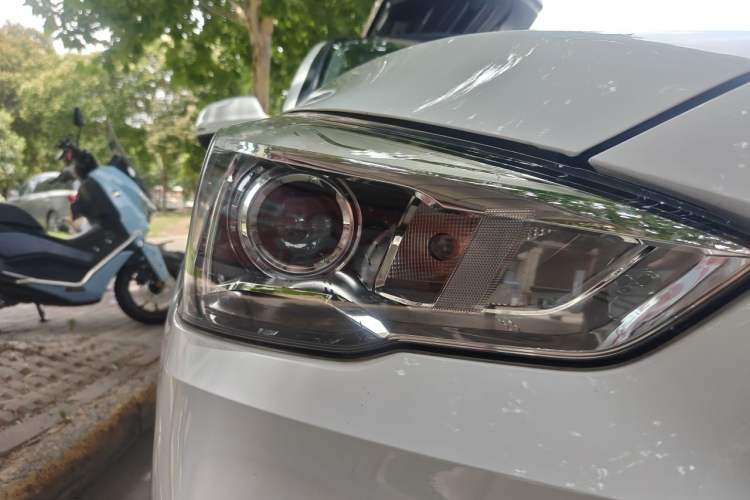 Used Haval M6 2018 Revised Version 1.5T DCT Two-Wheel Drive Elite Edition Right Front Headlight