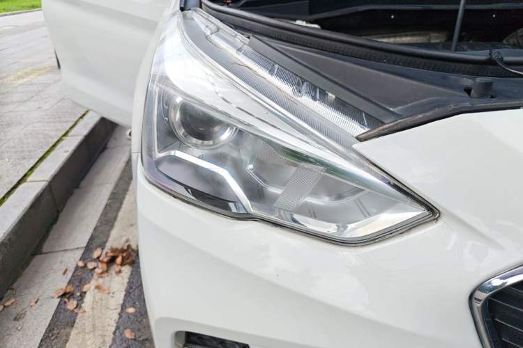 Used Haval M6 2018 Revised Version 1.5T DCT Two-Wheel Drive Elite Edition Right Front Headlight