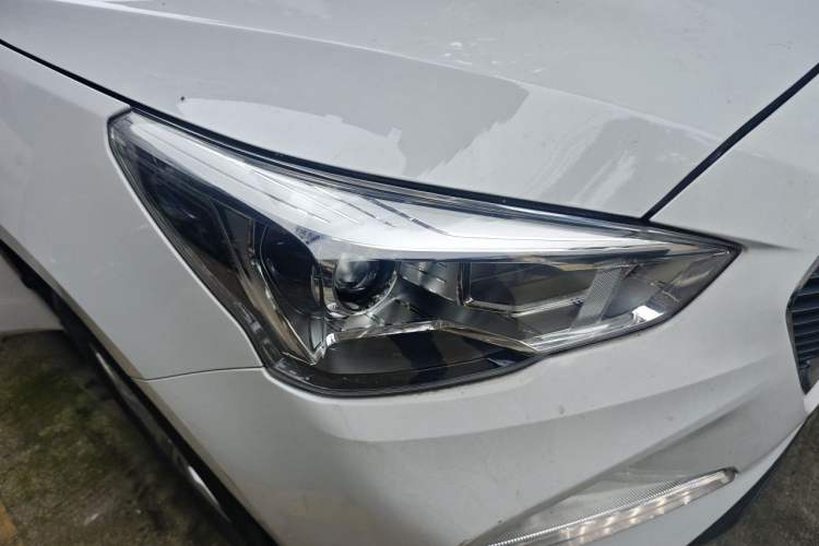 Used Haval M6 2018 Revised Version 1.5T DCT Two-Wheel Drive Elite Edition Right Front Headlight