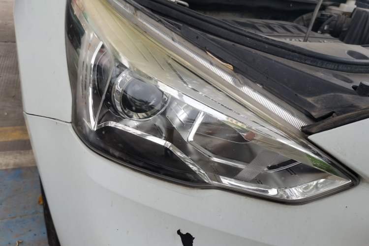Used Haval M6 2018 Revised Version 1.5T DCT Two-Wheel Drive Elite Edition Right Front Headlight