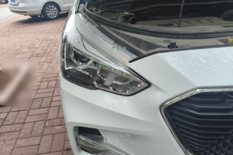 Used Haval M6 2018 Revised Version 1.5T DCT Two-Wheel Drive Elite Edition Right Front Headlight