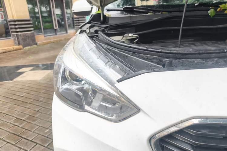 Used Haval M6 2018 Revised Version 1.5T DCT Two-Wheel Drive Elite Edition Right Front Headlight