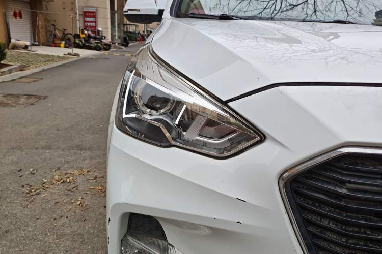 Used Haval M6 2018 1.5T DCT Two-Wheel Drive Elite Model Right Front Headlight
