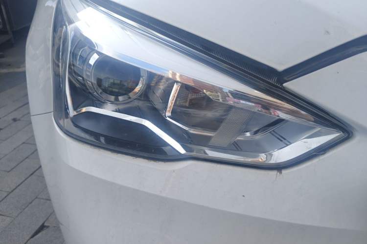 Used Haval M6 2018 Revised Version 1.5T DCT Two-Wheel Drive Elite Edition Right Front Headlight