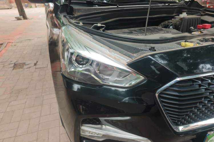 Used Haval M6 2018 Revised Version 1.5T DCT Two-Wheel Drive Elite Edition Right Front Headlight